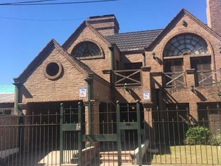 Foto 2 de VENTA DE EXCELENTE CASA DE 381 M2 CON PISCINA Y QUINCHO EN CENTRO DE PTE DERQUI - A REFACCIONAR