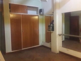 Foto 14 de VENTA DE EXCELENTE CASA DE 381 M2 CON PISCINA Y QUINCHO EN CENTRO DE PTE DERQUI - A REFACCIONAR
