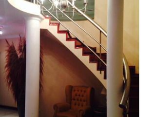 Foto 6 de VENTA DE EXCELENTE CASA DE 381 M2 CON PISCINA Y QUINCHO EN CENTRO DE PTE DERQUI - A REFACCIONAR