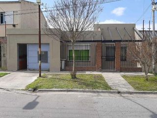 Foto 1 de Casa en venta - 3 dormitorios 2 baños - Cochera - 144mts2 - Villa Elvira