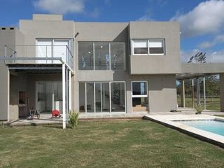 Foto 35 de Casa en venta - 3 dormitorios 3 baños - Cochera - 1050mts2 - Haras del Sur III, La Plata