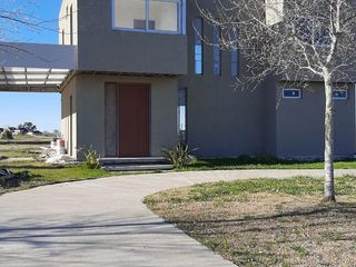 Foto 2 de Casa en venta - 3 dormitorios 3 baños - Cochera - 1050mts2 - Haras del Sur III, La Plata
