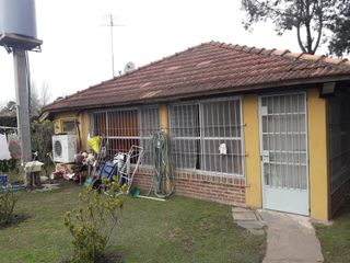 Foto 2 de Casa en venta - 2 dormitorios - 150 mts2 -Lote 629 mts 2   - Centro Agricola El Pato
