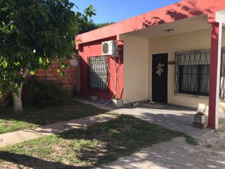 Foto 1 de Casa en venta - 2 dormitorios 1 baño - Cocheras - 400 mts2 - Melchor Romero