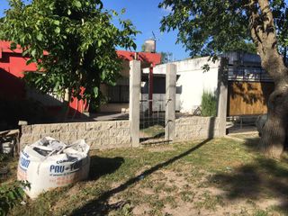 Foto 2 de Casa en venta - 2 dormitorios 1 baño - Cocheras - 400 mts2 - Melchor Romero