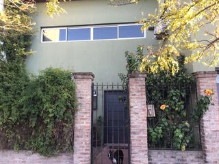 Foto 2 de Casa en venta - 3 dormitorios 2 baños 1 pileta 1 cochera - 230mts2 - Los Hornos