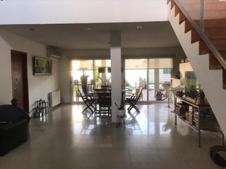Foto 11 de Casa en venta - 3 dormitorios 2 baños 1 pileta 1 cochera - 230mts2 - Los Hornos