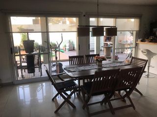 Foto 1 de Casa en venta - 3 dormitorios 2 baños 1 pileta 1 cochera - 230mts2 - Los Hornos
