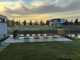 Foto 1 de Casa en  venta al rio en Naudir- Escobar - PG