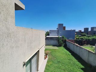 Foto 11 de Casa en  Alquiler 3 dorm,3 baños,cochera doble,jardin -Altos de Manantiales-