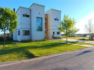 Foto 1 de Venta casa con salida al lago Naudir