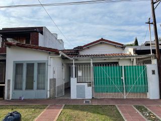 Foto 1 de Casa en venta Tolosa, 2 dormi, cochera, parque, quincho, parrilla