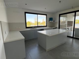 Foto 10 de Casa en venta en Barrio Golf El Canton A la Laguna PG