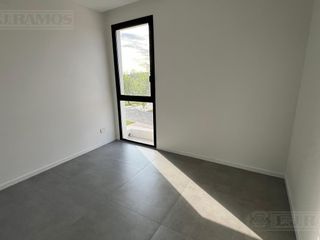 Foto 23 de Casa en venta en Barrio Golf El Canton A la Laguna PG