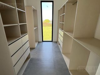 Foto 19 de Casa en venta en Barrio Golf El Canton A la Laguna PG