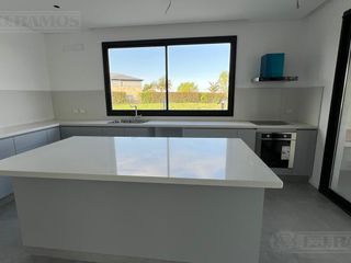 Foto 11 de Casa en venta en Barrio Golf El Canton A la Laguna PG