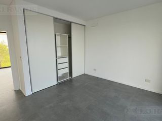 Foto 21 de Casa en venta en Barrio Golf El Canton A la Laguna PG