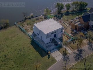 Foto 2 de Casa en venta en Barrio Golf El Canton A la Laguna PG