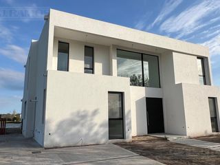 Foto 35 de Casa en venta en Barrio Golf El Canton A la Laguna PG