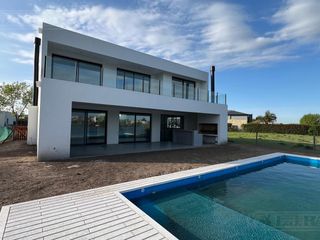 Foto 26 de Casa en venta en Barrio Golf El Canton A la Laguna PG