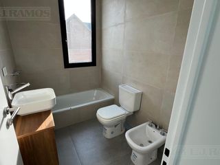 Foto 33 de Casa en venta en Barrio Golf El Canton A la Laguna PG