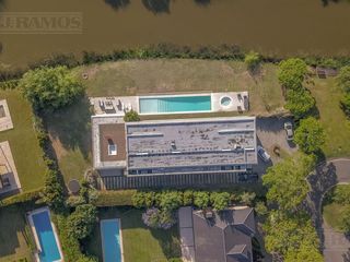 Foto 4 de Casa a la laguna, con 4 dormitorios  en venta en  El Golf - Nordelta