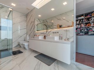 Foto 34 de Casa a la laguna, con 4 dormitorios  en venta en  El Golf - Nordelta
