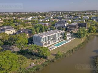 Foto 1 de Casa a la laguna, con 4 dormitorios  en venta en  El Golf - Nordelta