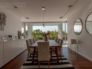 Foto 16 de Casa a la laguna, con 4 dormitorios  en venta en  El Golf - Nordelta