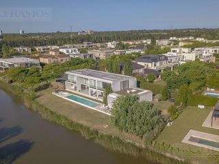 Foto 2 de Casa a la laguna, con 4 dormitorios  en venta en  El Golf - Nordelta