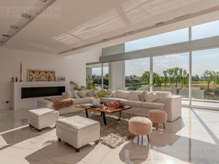 Foto 12 de Casa a la laguna, con 4 dormitorios  en venta en  El Golf - Nordelta