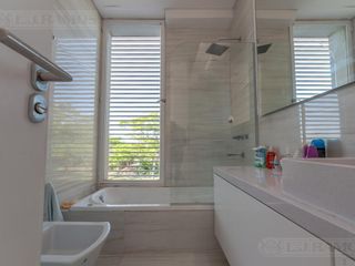 Foto 38 de Casa a la laguna, con 4 dormitorios  en venta en  El Golf - Nordelta