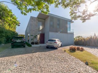 Foto 3 de Casa a la laguna, con 4 dormitorios  en venta en  El Golf - Nordelta