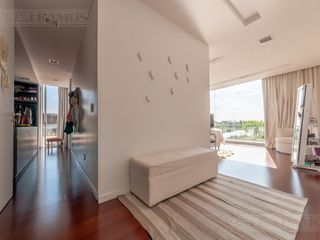 Foto 30 de Casa a la laguna, con 4 dormitorios  en venta en  El Golf - Nordelta