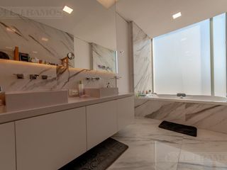 Foto 33 de Casa a la laguna, con 4 dormitorios  en venta en  El Golf - Nordelta