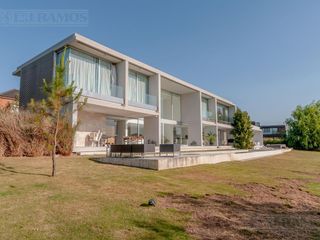 Foto 5 de Casa a la laguna, con 4 dormitorios  en venta en  El Golf - Nordelta