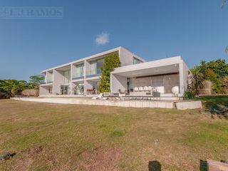 Foto 6 de Casa a la laguna, con 4 dormitorios  en venta en  El Golf - Nordelta