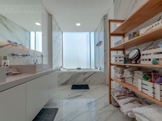 Foto 37 de Casa a la laguna, con 4 dormitorios  en venta en  El Golf - Nordelta