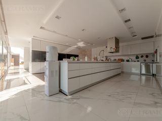 Foto 18 de Casa a la laguna, con 4 dormitorios  en venta en  El Golf - Nordelta