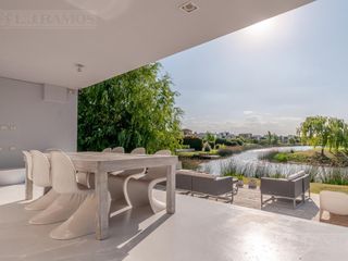 Foto 10 de Casa a la laguna, con 4 dormitorios  en venta en  El Golf - Nordelta