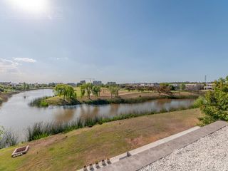 Foto 11 de Casa a la laguna, con 4 dormitorios  en venta en  El Golf - Nordelta
