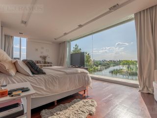 Foto 32 de Casa a la laguna, con 4 dormitorios  en venta en  El Golf - Nordelta