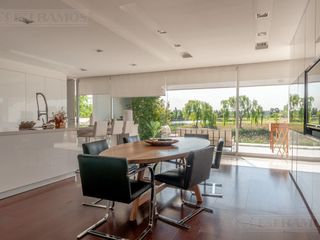 Foto 20 de Casa a la laguna, con 4 dormitorios  en venta en  El Golf - Nordelta