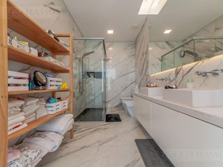 Foto 36 de Casa a la laguna, con 4 dormitorios  en venta en  El Golf - Nordelta