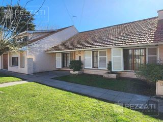 Foto 4 de Casa en  venta en Zona Santa Monica en Mar del Plata. Amplio jardin. Quincho. Garage doble