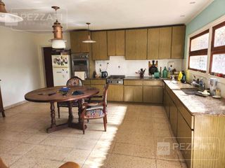 Foto 9 de Casa en  venta en Zona Santa Monica en Mar del Plata. Amplio jardin. Quincho. Garage doble