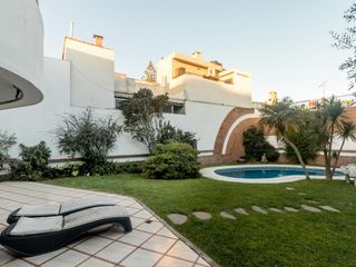 Foto 25 de CASA SOBRE LOTE PROPIO CON JARDIN, PISCINA, SOLARIUM, QUINCHO Y PARRILLA EN VILLA URQUIZA VENTA