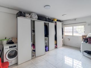 Foto 63 de CASA SOBRE LOTE PROPIO CON JARDIN, PISCINA, SOLARIUM, QUINCHO Y PARRILLA EN VILLA URQUIZA VENTA