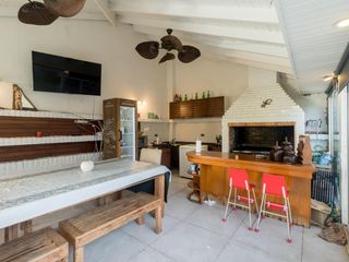 Foto 31 de CASA SOBRE LOTE PROPIO CON JARDIN, PISCINA, SOLARIUM, QUINCHO Y PARRILLA EN VILLA URQUIZA VENTA