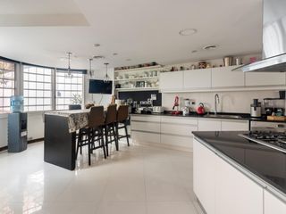 Foto 21 de CASA SOBRE LOTE PROPIO CON JARDIN, PISCINA, SOLARIUM, QUINCHO Y PARRILLA EN VILLA URQUIZA VENTA